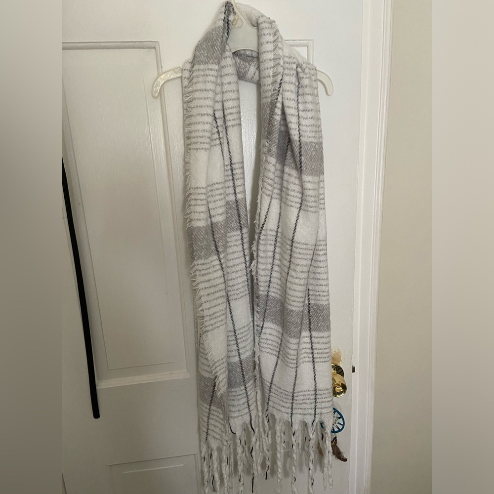 H&M scarf white and gray with a little bit of black